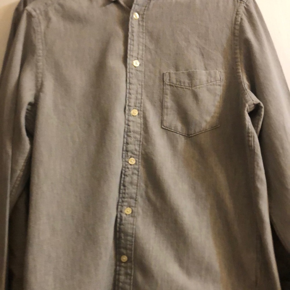 Label of Graded Goods long sleeve chambray button collared shirt size is small